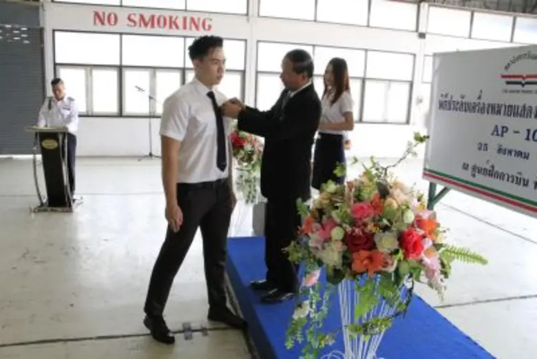 สถาบันการบินพลเรือน จัดพิธีประดับเครื่องหมายแสดงความสามารถในการบิน (ครึ่งปีก) ศิษย์การบินหลักสูตรนักบินพาณิชย์ตรี-เครื่องบิน รุ่นที่ 103