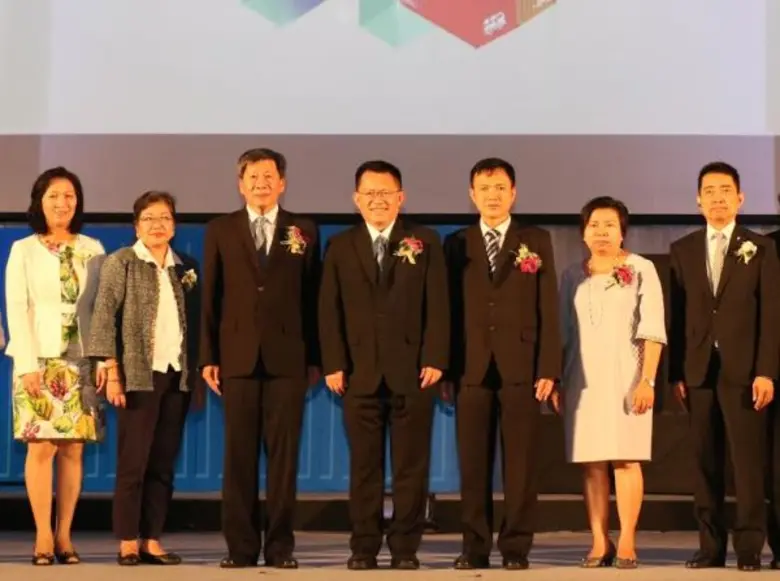 นายสมชาย หาญหิรัญ ปลัดกระทรวงอุตสาหกรรม (คนกลาง) พร...