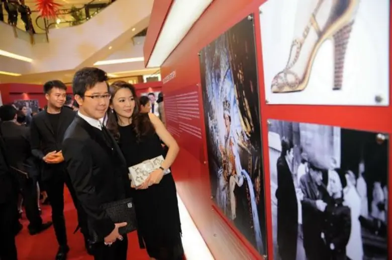 เซเลบฯ ตบเท้าเดินพรมแดง ชมนิทรรศการภาพสุดเอ็กคลูซีฟ ฉลอง 80 ปี “โรเฌร์ วิวีเยร์” ” แบรนด์รองเท้า-กระเป๋าระดับไฮเอนด์