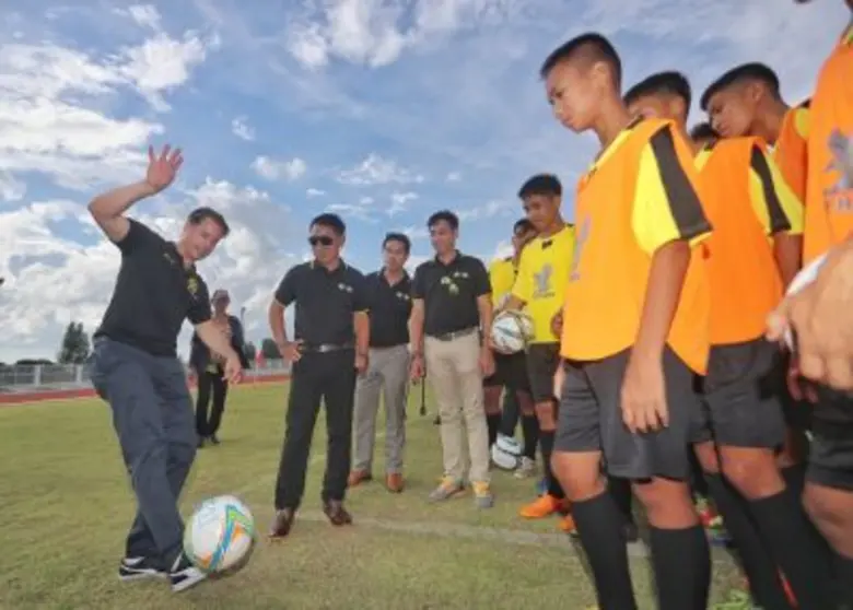 "ลาร์ส ริคเคน" โชว์ฝีเท้า จำลองการอบรมศาส...