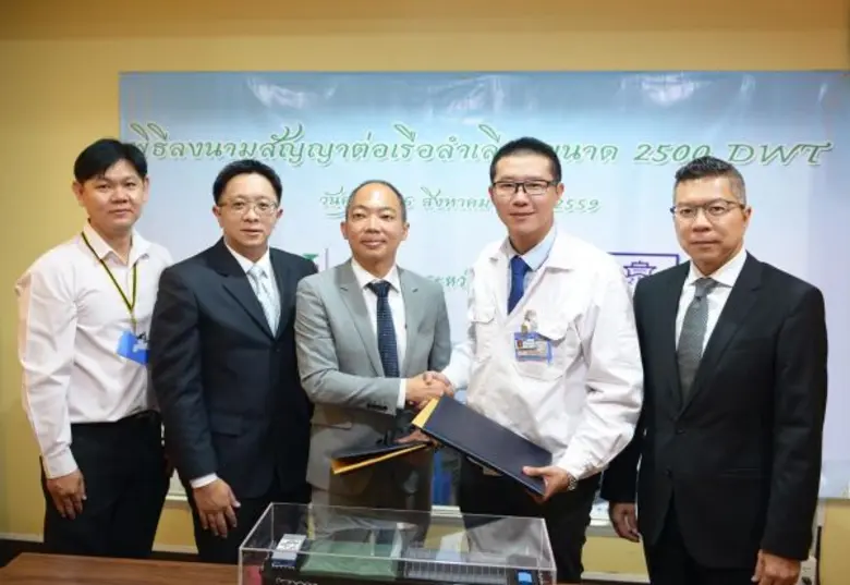 นายสุรเดช ตัณฑ์ไพบูลย์ (ที่ 2 จากขวา) รอง...