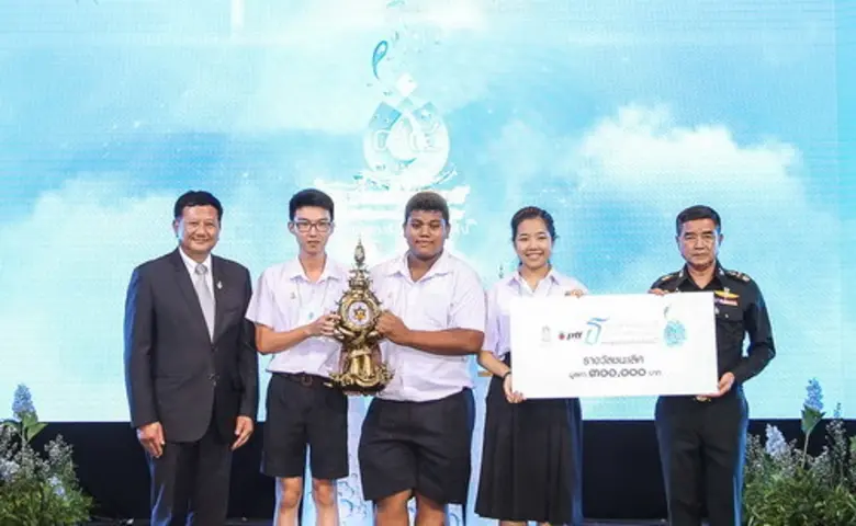 พลเอก เฉลิมชัย สิทธิสาท(ขวา) ผู้ช่วยผู้บั...