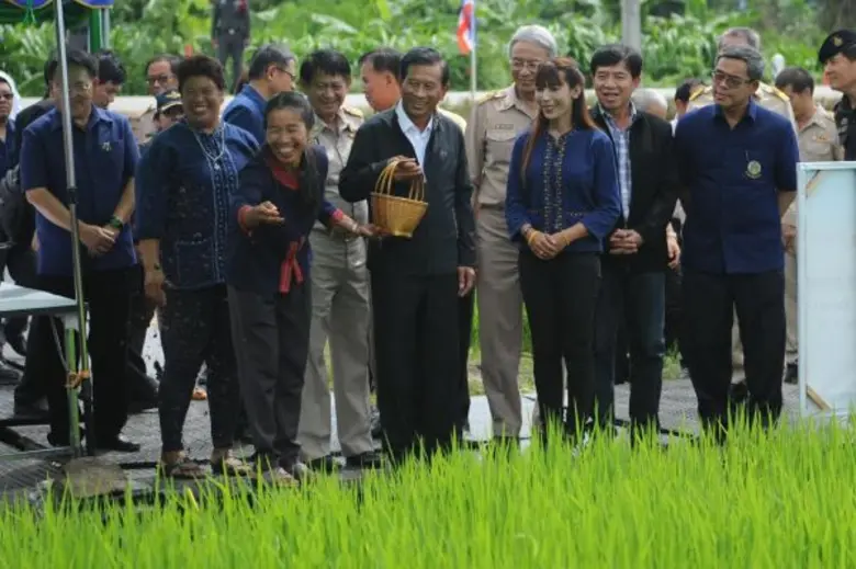 พลเอก ฉัตรชัย สาริกัลยะ รัฐมนตรีว่าการกระ...