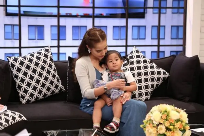 ฟังจากปาก "ตุ๊กตุ่น รจเลข" เปิดใจครั้งแรกหลังสามี "ตั้ม The Star 10" แถลงข่าว คำพูดบางคำได้ยินมาแล้วจากปาก และจะเดินหน้าดูแลลูกต่อไป