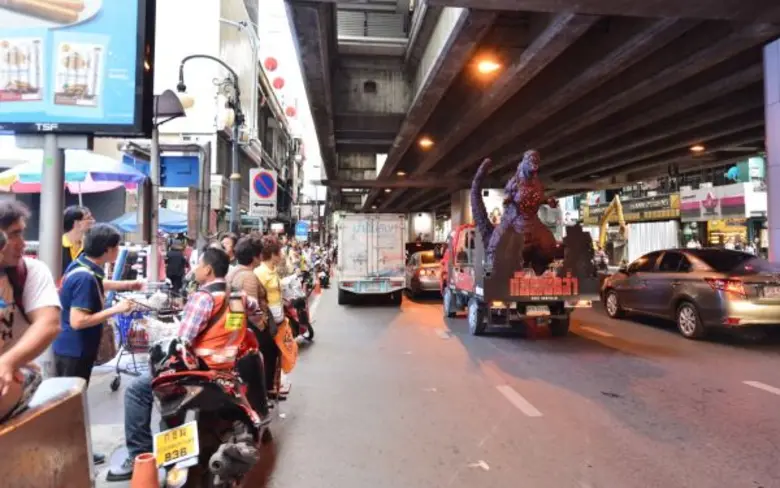 Movie Guide: กระแสตอบรับล้นหลาม! ก็อดซิลล่ายักษ์ออกอาละวาดใจกลางเมือง ผู้ที่พบเห็นต่างเก็บภาพพร้อมแชร์คับคั่ง