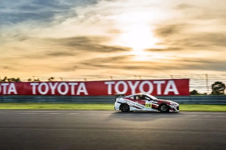 “โตโยต้า ทีมไทยแลนด์” สุดแกร่งคว้าอันดับ 1 และ 2 ในศึกมาราธอน “RAAT Thailand Endurance Championship International 2016” สนามบุรีรัมย์