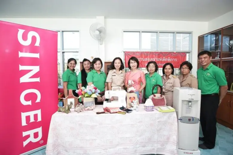 คุณนงลักษณ์ ลักษณะโภคิน (กลาง) กรรมการผู้...