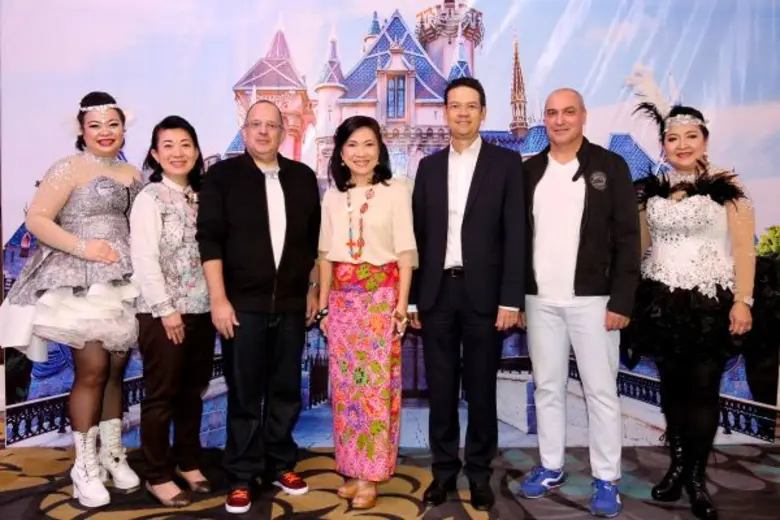 สุพัตรา จิราธิวัฒน์ (คนที่ 4 จากซ้าย) รอง...