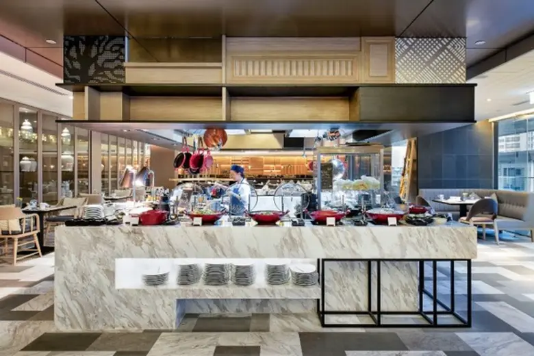 อิ่มอร่อยกับบุฟเฟ่ต์อาหารกลางวันกับบรรยากาศห้องอาหารใหม่ล่าสุดของแบรนด์โนโวเทล