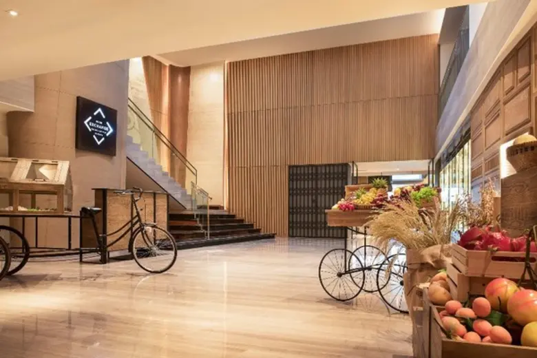 อิ่มอร่อยกับบุฟเฟ่ต์อาหารกลางวันกับบรรยากาศห้องอาหารใหม่ล่าสุดของแบรนด์โนโวเทล