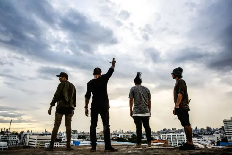 หลังจากวงร็อคหัวก้าวหน้า "โลโมโซนิค" ได้เ...