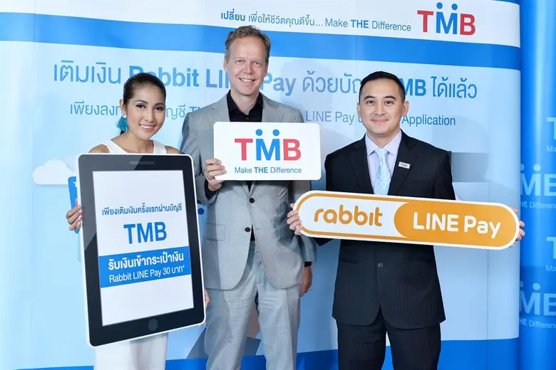 นายรัชกร ชยาภิรัต (ขวา) หัวหน้าเจ้าหน้าที...