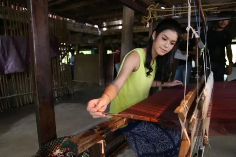 “ยิหวา” คุณหนูไฮโซ เผชิญปัญหาหนัก แต่หัวใจยังสู้ ทอผ้าไหมเลี้ยงชีพใน “ประทีปรักแห่งใจ”