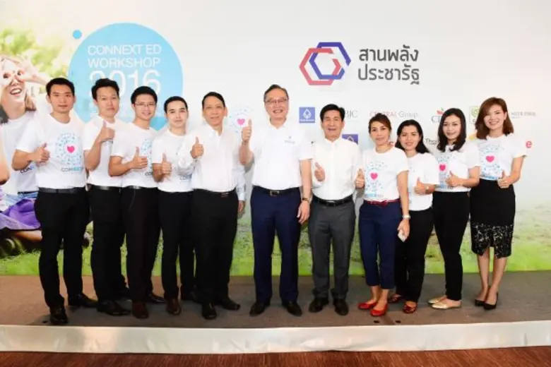 นายอดิเรก ศรีประทักษ์(กลาง) กรรมการผู้จัด...