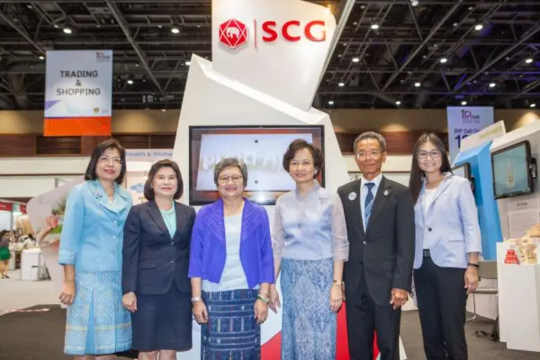 นางอภิรดี ตันตราภรณ์ (ที่ 3 จากซ้าย) รัฐม...