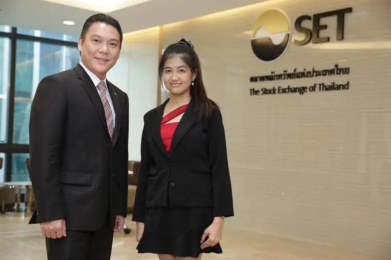 ดร.ชาญกฤช เดชวิทักษ์ (ซ้าย) รองประธานกรรม...