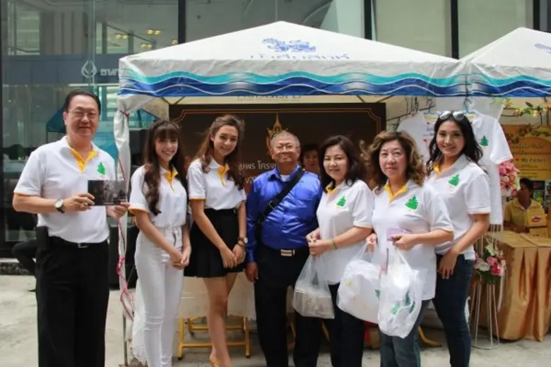 “หน่อง อรุโณชา – ก้อง สรวิชญ์” นำทัพนักแสดงบุกตลาดนัดดารา ช่อง 3ออกร้านจำหน่าย “โปสการ์ด – สายรัดข้อมือ” รายได้ร่วมทำบุญ