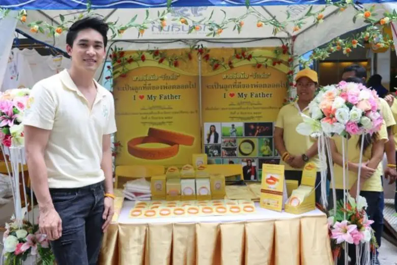 “หน่อง อรุโณชา – ก้อง สรวิชญ์” นำทัพนักแสดงบุกตลาดนัดดารา ช่อง 3ออกร้านจำหน่าย “โปสการ์ด – สายรัดข้อมือ” รายได้ร่วมทำบุญ