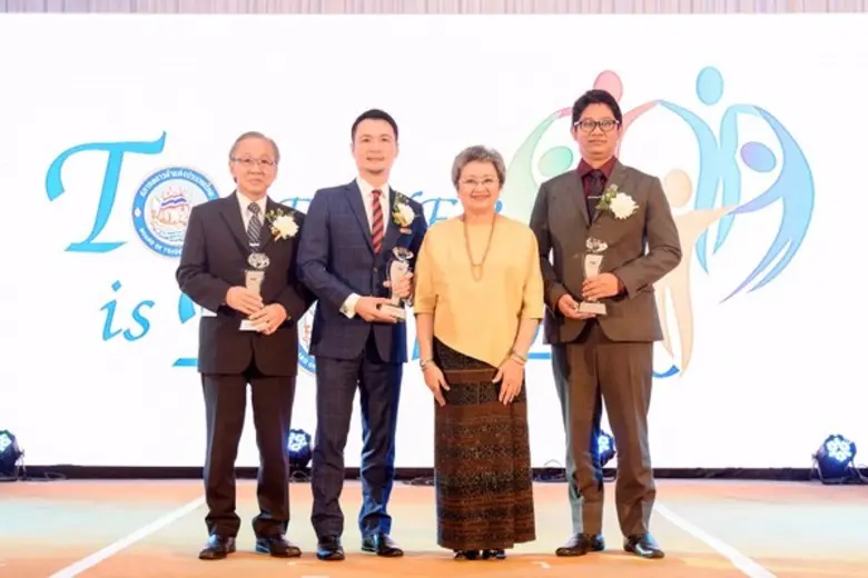 นายสิทธิพร สุวรรณสุต (ขวาสุด) นายกสมาคมไท...