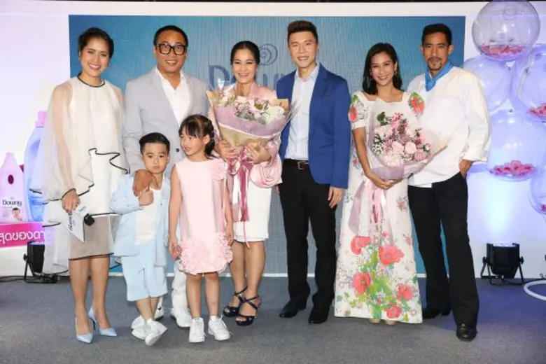 เปิ้ลนำทีม “ครอบครัวศิลาชัย” และ คู่รักนักปรุง เชฟตั๊ก-นภัสรัญชน์ และป๊อก-ปิยธิดา มิตรธีรโรจน์ เผยประสบการณ์กำจัดกลิ่นเหม็นบนเสื้อผ้า อย่างมีประสิทธิภาพ