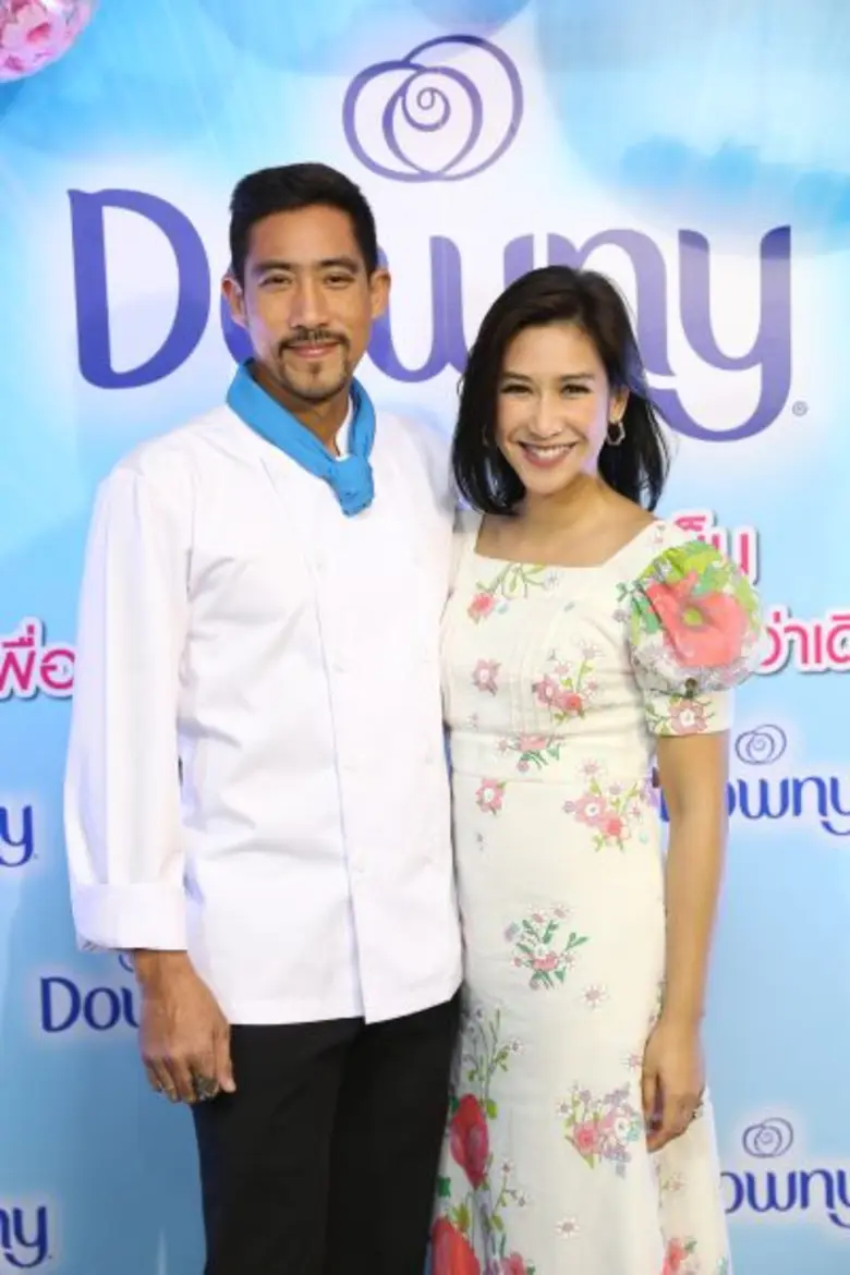 เปิ้ลนำทีม “ครอบครัวศิลาชัย” และ คู่รักนักปรุง เชฟตั๊ก-นภัสรัญชน์ และป๊อก-ปิยธิดา มิตรธีรโรจน์ เผยประสบการณ์กำจัดกลิ่นเหม็นบนเสื้อผ้า อย่างมีประสิทธิภาพ