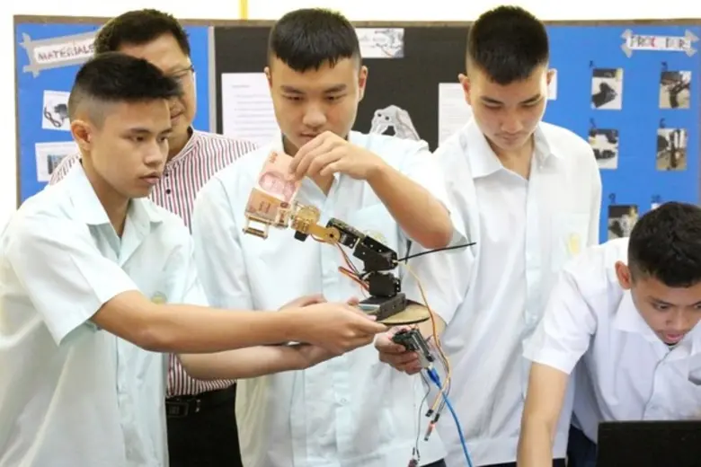 เด็กสารสาสน์เอกตราสุดเจ๋ง โชว์ไอเดียประดิษฐ์ Ingenious Robotic Arm แขนกลอัจฉริยะ สั่งงานผ่านเสียง ช่วยผู้ป่วยโรคกล้ามเนื้ออ่อนแรง