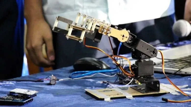 เด็กสารสาสน์เอกตราสุดเจ๋ง โชว์ไอเดียประดิษฐ์ Ingenious Robotic Arm แขนกลอัจฉริยะ สั่งงานผ่านเสียง ช่วยผู้ป่วยโรคกล้ามเนื้ออ่อนแรง