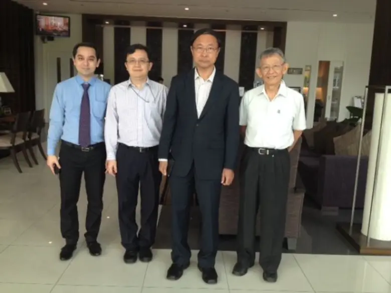 นายเสริม พิสิษฐเกษม (ขวาสุด) ผู้จัดการทั่...