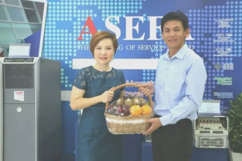 นางณารีรัตน์ เงินนำโชคธนรัตน์ (ซ้าย) กรรม...