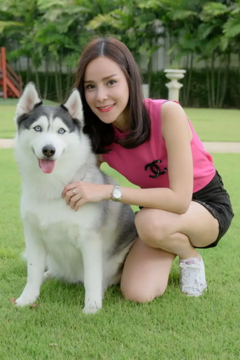 อีฟ-วลัยพรรณ รัศมี เจ้าของแฟนเพจชื่อดัง "...