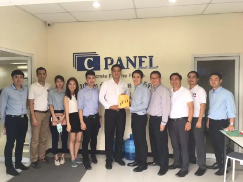 คุณชาคริต ทีปกรสุขเกษม (ที่ 5 จากขวา) กรร...