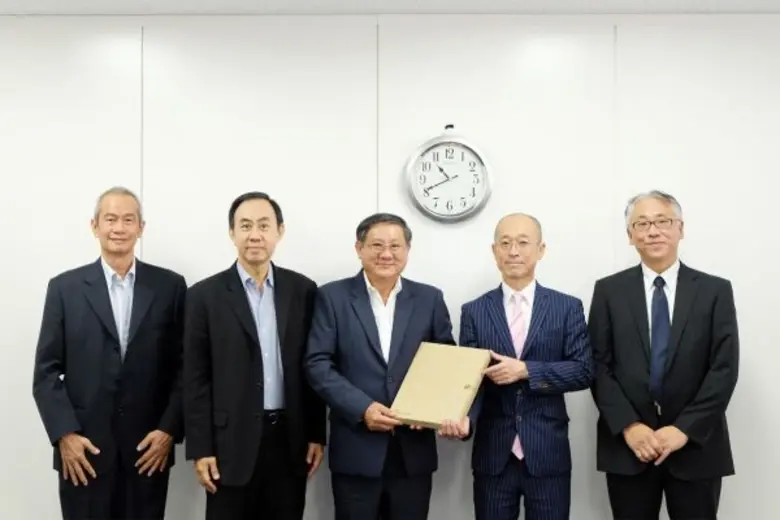 นายมนัส แจ่มเวหา (กลาง) ประธานกรรมการ ธนา...