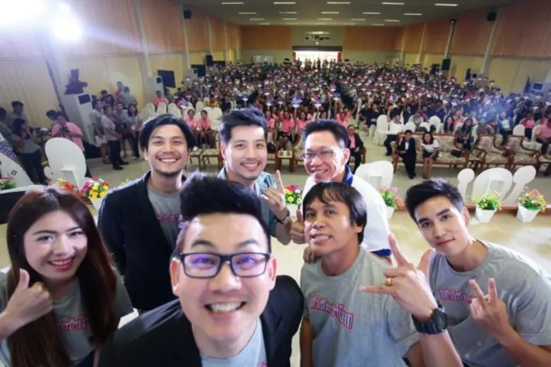 เอ๊าะ-กีรติ นำทีม ท็อป-พิพัฒน์ และ ตี๋ AF  ปลุกพลังเด็กสุโขทัย เปลี่ยนแปลงพฤติกรรมใหม่ ไม่ฟุ้งเฟ้อ