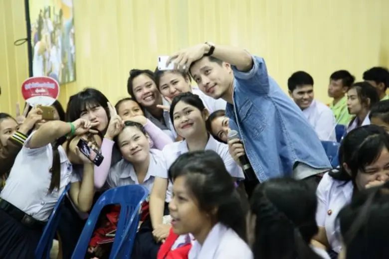 เอ๊าะ-กีรติ นำทีม ท็อป-พิพัฒน์ และ ตี๋ AF  ปลุกพลังเด็กสุโขทัย เปลี่ยนแปลงพฤติกรรมใหม่ ไม่ฟุ้งเฟ้อ