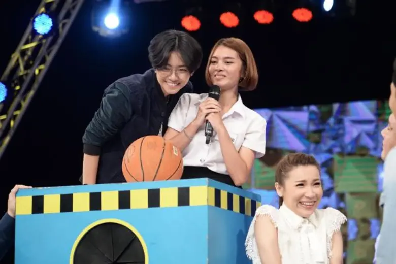 ทีวีไกด์: รายการ “STEP RIGHT UP ใครเก่ง...ใครได้ ให้เธอ!!!" “นิก-รณวีร์” เฮสนั่น!!! คว้าเงิน 2 หมื่นบาท มอบ “มูลนิธิบ้านนกขมิ้น”