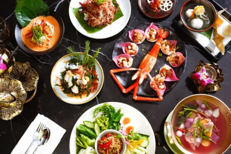 ห้องอาหารไทยสวนบัว โรงแรมเซ็นทาราแกรนด์ เ...