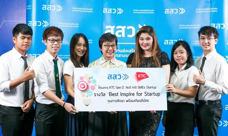 นางสาวพจนีย์พร ชำนาญภักดี (กลาง) ผู้อำนวย...