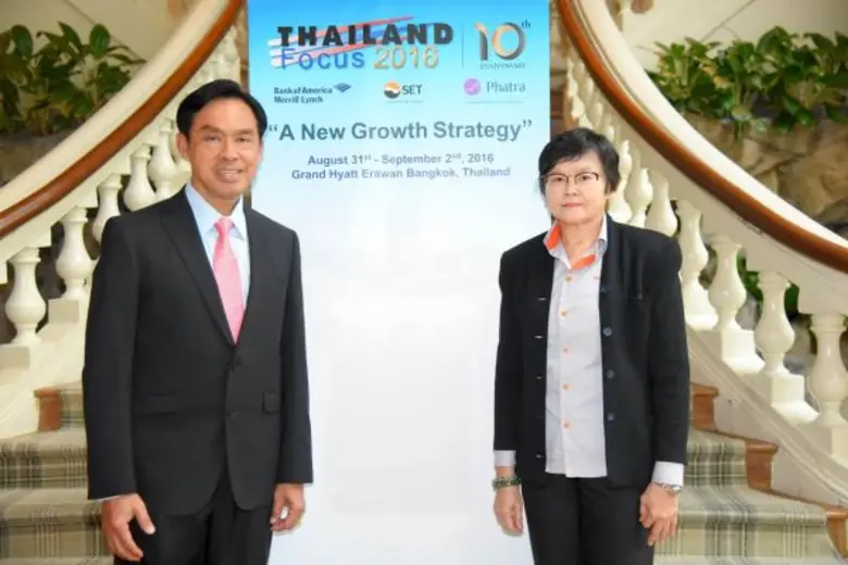 นายสาธิต สุดบรรทัด (ตำแหน่งยืน) กรรมการผู...