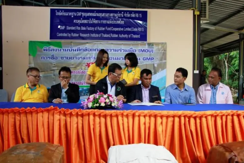 กยท.จ.สุราษฎร์ฯ ร่วมกับ ชุมนุมสหกรณ์กองทุนสวนยาง จ.สุราษฎร์ เปิดตลาดซื้อขายยางแผ่นรมควันอัดก้อนมาตรฐาน GMP ชูมาตรฐานการผลิตและแปรรูปยางพาราสู่มาตรฐานระดับสากล สร้างรายได้อย่างยั่งยืน
