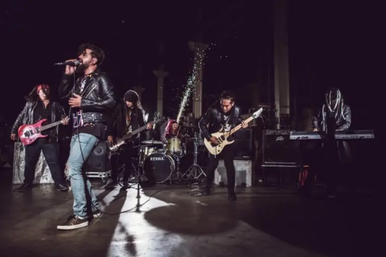 โป่ง หิน เหล็ก ไฟ ร็อกเกอร์ระดับตำนาน หัว...