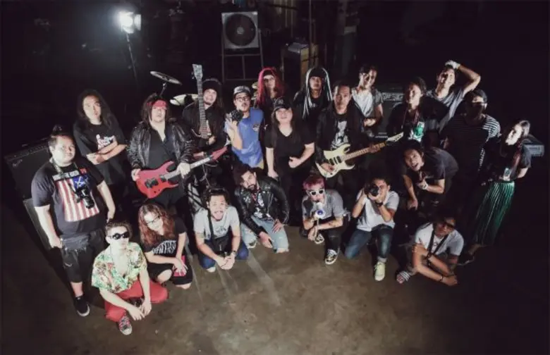 โป่ง หิน เหล็ก ไฟ รีเทิร์นค่าย “เรียล แอนด์ ชัวร์” กระตุ้นวงการร็อก ปล่อยเอ็มวีเพลง “รักของเธอไม่มีจริง” ของ “เซเว่น เซ็ท” ประเดิมการกลับมา