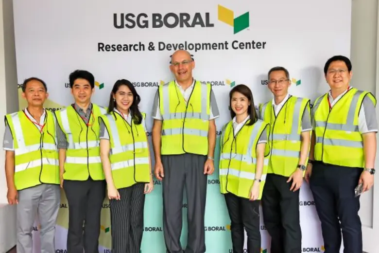 มร.ไอวาน โควาริค (กลาง) กรรมการผู้จัดการ ...