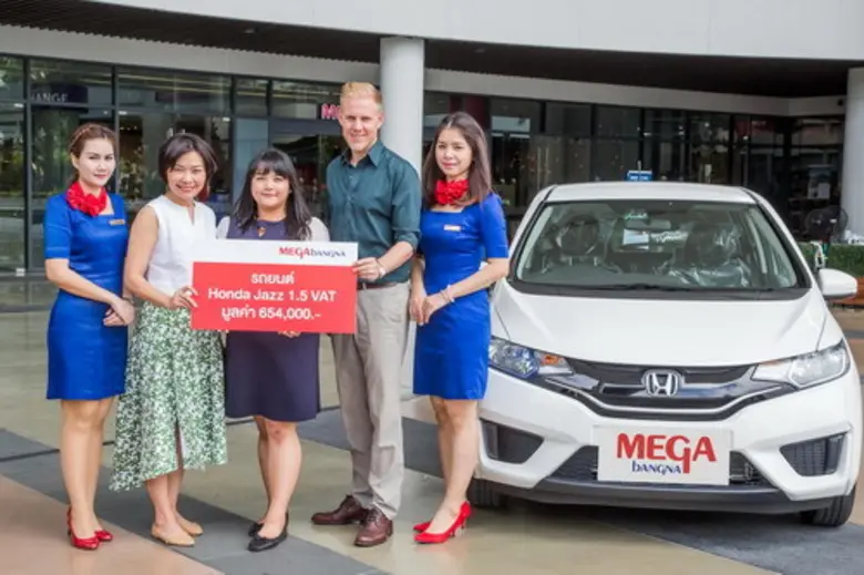 คริสเตียน โอลอฟสัน (ที่สองจากขวา) กรรมการ...