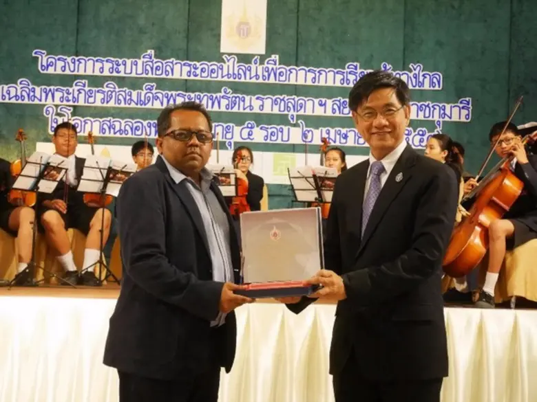 ผศ.เอกรินทร์ ยลระบิล (ซ้าย) ผู้อำนวยการหอ...