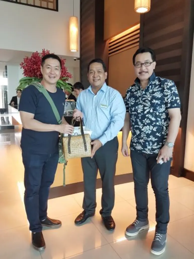 นายชัยยุทธ อุตรคำ (กลาง) ผู้จัดการทั่วไปโ...