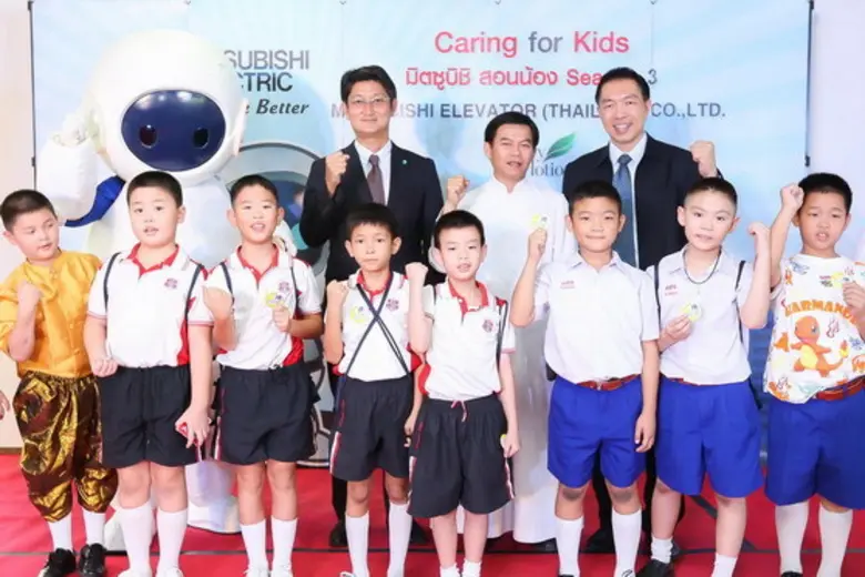 นายมุเนอิสะ โอกาโมโตะ(ที่ 2 จากซ้าย) กรรม...