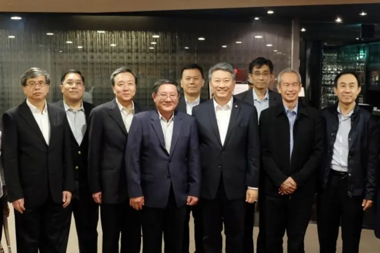 นายมนัส แจ่มเวหา (ที่ 4 จากซ้าย) ประธานกร...