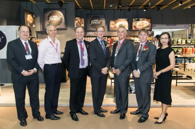 มร. จอห์น คริสตี้ ประธานกรรมการบริหาร เทส...