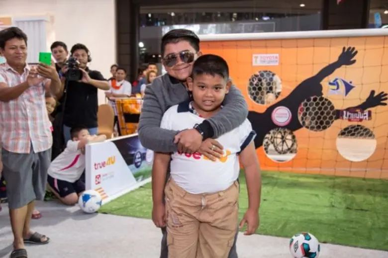 “แพนเค้ก” นำทีมบุกห้างดังพบแฟนคลับ ในกิจกรรม”ทรูโฟร์ยูยกทัพคับจอ”