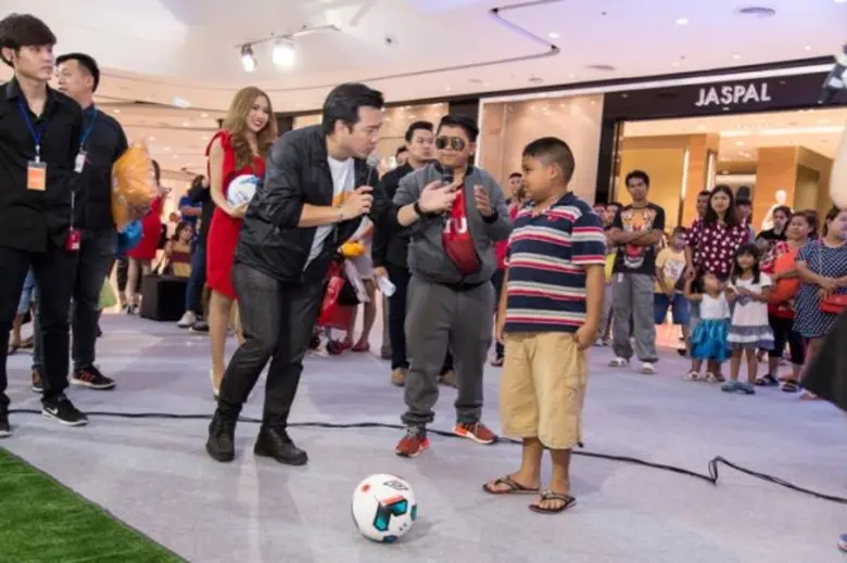 “แพนเค้ก” นำทีมบุกห้างดังพบแฟนคลับ ในกิจกรรม”ทรูโฟร์ยูยกทัพคับจอ”